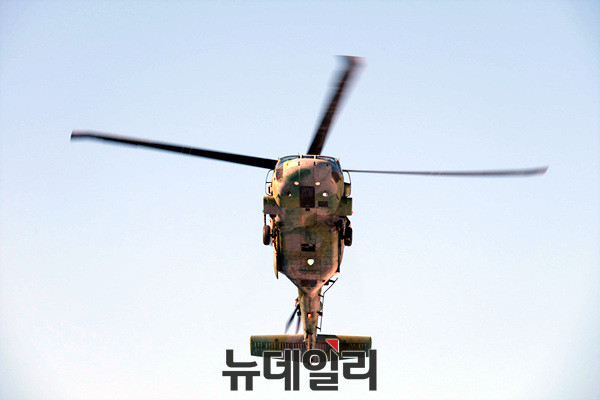 ▲ ‘무장 전술강하’ 중인 특전사 대원 ⓒ태상호