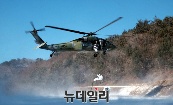 ▲ ‘무장 전술강하’ 중인 특전사 대원 ⓒ태상호