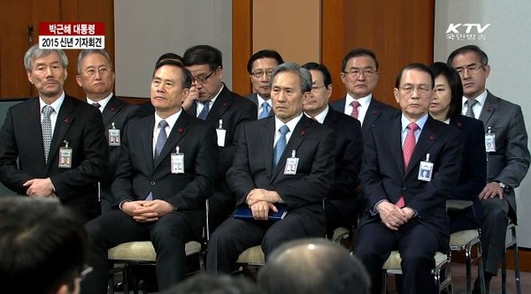 ▲ 12일 청와대 춘추관에서 열린 신년 기자회견에서 김기춘 대통령비서실장(우측 앞자리)과 수석비서관들이 박근혜 대통령의 발언을 경청하고 있는 모습. ⓒKTV 국민방송