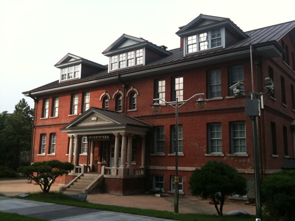 ▲ 배재고교 자리에 남아있는 동관 건물 (1916년 건축). 현재 배재 역사박물관이 되었다.