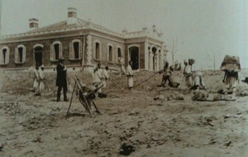 ▲ 배재학당 건축 공사장. 까만 양복차림의 인물이 배재학당을 세원 아펜젤러 선교사.(1980년대 후반)