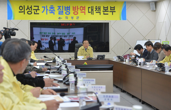 ▲ 김관용 경북도지사가 13일 구제역이 발생한 의성군 구제역방역상황실을 찾아 구제역 발생현황에 대한 보고를 듣고 관계자들을 격려했다.ⓒ경북도 제공