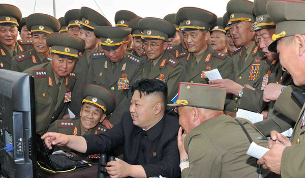 ▲ 인민군과 PC를 들여다보며 히히덕거리는 김정은. 2014년부터 러시아도 김정은 편을 들어주고 있다. ⓒ北선전매체 보도화면 캡쳐
