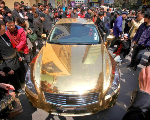 ▲ 중국 장쑤성 난징시 공산당 간부가 부정부패 혐의로 적발된 뒤 나온 증거품. 차에 금도금을 해놨다. ⓒ대기원시보 보도화면 캡쳐