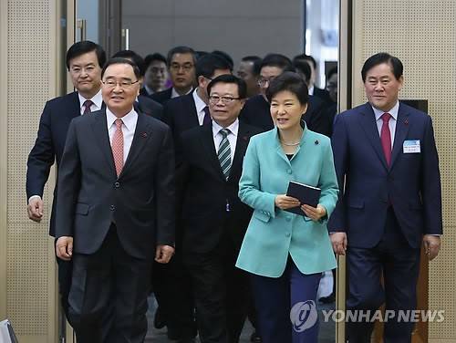 ▲ 박근혜 대통령이 경제부처 첫 신년업무보고를 받기 위해 회의장에 입장하고 있다ⓒ