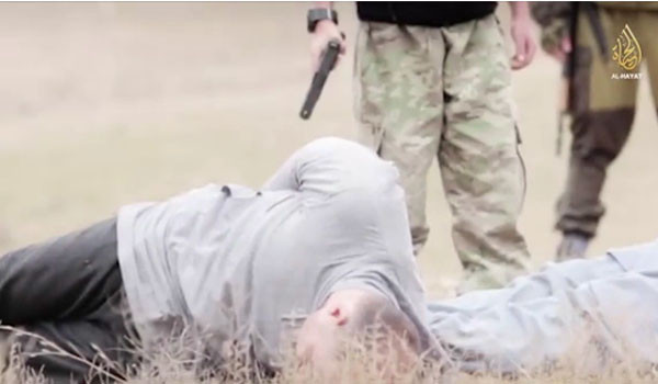 ▲ 총을 맞고 쓰러진 남성. 소년은 뒤통수에 대고 권총을 쏜 것으로 보인다. ⓒ알 하얏트 미디어 캡쳐