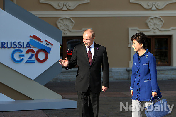 ▲ '푸틴의 두 얼굴' 2013년 9월 러시아 상트페테르부르크에서 열린 'G20 정상회의' 당시 박근혜 대통령을 맞는 푸틴 러시아 대통령. ⓒ뉴데일리 DB