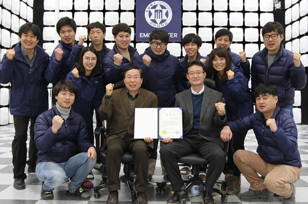 ▲ 미래창조과학부로부터 전자파 적합성 평가 및 방송통신 표준개발 공로를 인정받아 장관표창을 받은 구미대학교 전자파(EMC)센터 연구원들이 수상을 기쁨을 나누고 있다.ⓒ구미대학교 제공