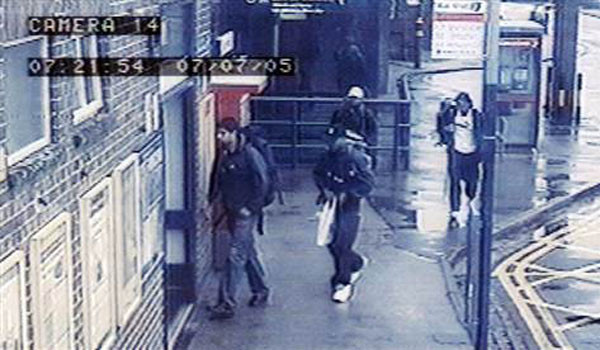 ▲ 2005년 7월 7일 런던 지하철 테러 당시 범인들이 찍힌 CCTV. 겉으로 보기에는 폭탄을 갖고 있으리라 생각하기 어렵다. ⓒ당시 英정부 공개화면 캡쳐