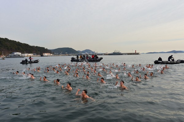 ▲ 13일 진해해군 군항에서, 해군 해난구조대(SSU : Sea Salvage & rescue Unit) 대원들이  200m 맨몸수영 훈련을 실시하고 있다.ⓒ해군