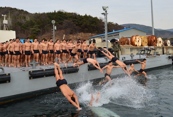 ▲ 13일 진해해군 군항에서, 해군 해난구조대(SSU : Sea Salvage & rescue Unit) 대원들이  바다에 뛰어들고 있다.ⓒ해군