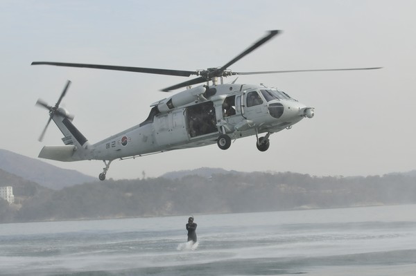 ▲ 13일 진해해군 군항에서, 해군 해난구조대(SSU : Sea Salvage & rescue Unit) 대원들이 헬기에서 패스트로프(하강줄)를 이용해 해상구조작전을 수행하는 항공구조훈련을 실시하고 있다.ⓒ해군