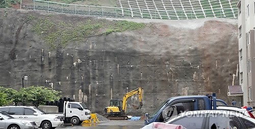 ▲ 장마철 폭우로 인해 큰 피해를 입은 전북 군산의 한 아파트 ⓒ연합뉴스