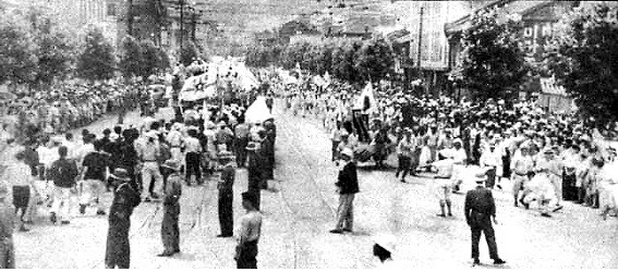 ▲ 광복 2주년 기념행사를 따로따로 연 좌익과 우익. 소련 스탈린의 지시를 받은 김일성과, 김일성의 지령에 따라 남한의 공산화를 꾀한 좌익진영은 해방직후부터, 우익인사들을 친일로 매도하면서 남한 사회내 갈등을 조장했다.ⓒ 허정도와 함께 하는 도시이야기 블로그 캡처