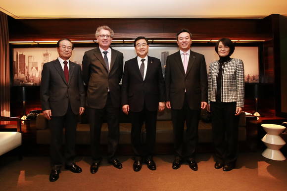 ▲ (왼쪽부터) 박종수 금융투자협회 회장, 피에르 그라메냐 룩셈부르크 재무부 장관, 김정훈 국회의원, 유재훈 한국예탁결제원 사장, 김선영 딜로이트 변호사 ⓒ 한국예탁결제원