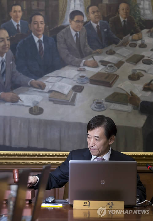 ▲ 이주열 한국은행 총재가 15일 오전 서울 중구 한국은행 본관에서 열린 금융통화위원회 본회의에서 회의 시작을 알리며 의사봉을 두드리고 있다. / 연합뉴스DB