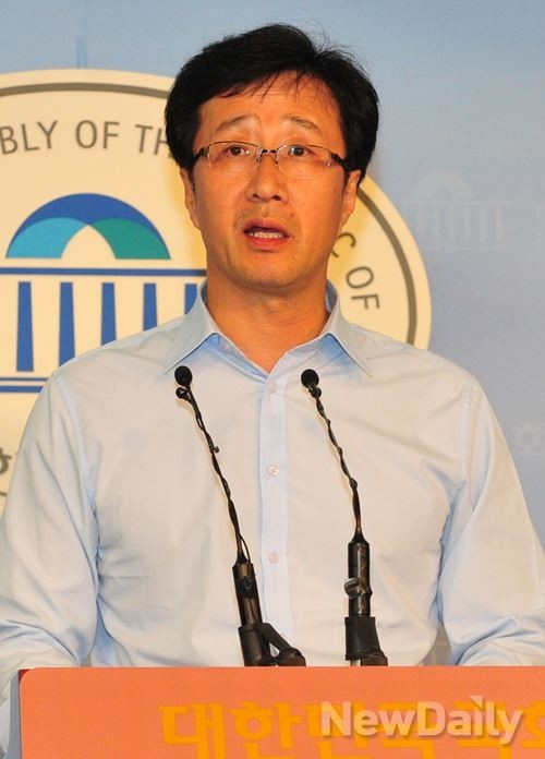 ▲ 원내 제 3정당인 정의당 천호선 대표는 15일 국회에서 신년 기자회견을 갖고 