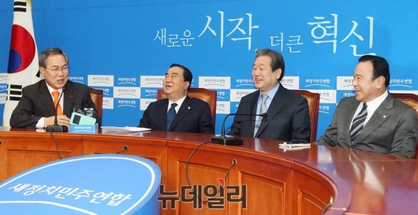 ▲ 15일 국회 야당대표회의실에서 열린 여야 당대표·원내대표 연석회동에서 새정치민주연합 우윤근 원내대표의 발언에 참석자들이 웃음을 터뜨리고 있다. ⓒ국회 사진공동취재단