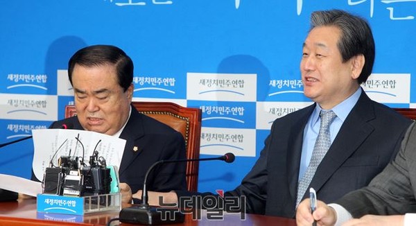 ▲ 새정치민주연합 문희상 비상대책위원장이 15일 여야 당대표·원내대표 연석회동 모두발언에서 원고를 들여다보며 이른바 '김무성 수첩' 파문을 계속해서 거론하자, 옆자리에 앉은 새누리당 김무성 대표최고위원이 이제 그만하라는 뜻으로 손목을 잡고 있다. ⓒ국회 사진공동취재단