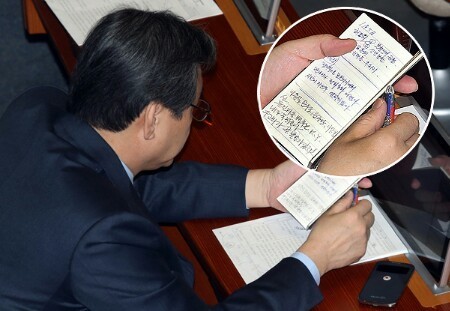 ▲ 김무성 새누리당 대표가 국회 본회의장에서 수첩을 바로보고 있는 모습. 수첩에는 '문건 유출의 배후 K, Y 내가 밝혀낸다'라고 적혀있다. ⓒ 뉴스웨이 제공