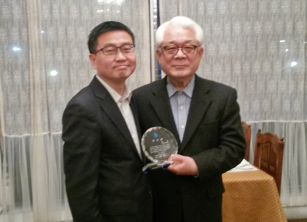 ▲ 홍철 대구가톨릭대 총장(사진 오른쪽)이 최근 남궁창성 전 한국지역언론인클럽 회장으로부터 지역언론 진흥에 기여한 공로로 감사패를 받았다. ⓒ대가대 제공