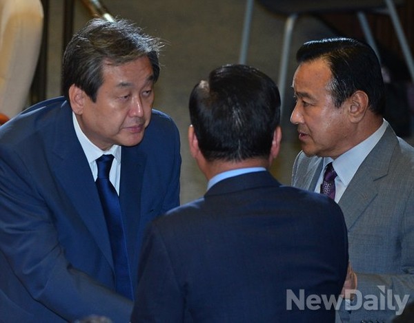 ▲ 새누리당 김무성 대표와 서청원 최고위원, 이완구 원내대표(오른쪽)가 국회 본회의장에서 대화하고 있다.ⓒ뉴데일리 이종현 기자