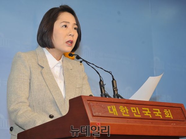 ▲ 새정치민주연합 임수경 의원이 15일 오전 국회 정론관에서 이른바 종북콘서트 참가 혐의로 고발당한 것과 관련, 경찰의 소환 조사에 응해 출석할 뜻을 밝히고 있다. ⓒ뉴데일리 이종현 기자