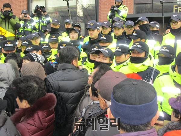 ▲ ▲어버이연합 회원들은 "같은 서울시민으로서 '1000인 원탁회의'에 참석하겠다"고 밝혔으나 경찰의 제지로 인해 회관안으로 진입하지는 못했다.ⓒ 사진 뉴데일리 유경표 기자