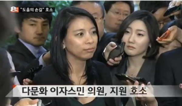 ▲ 필리핀 태풍 당시 자기 모국을 지원해 달라는 이자스민 의원. ⓒ관련 TV보도화면 캡쳐