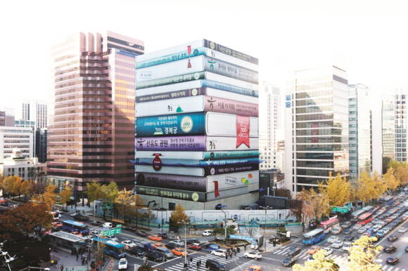 ▲ 포스코건설이 철거 중인 서울 중구 을지로 하나은행 본점에 북타워 가림막이 설치돼 있다.ⓒ포스코건설