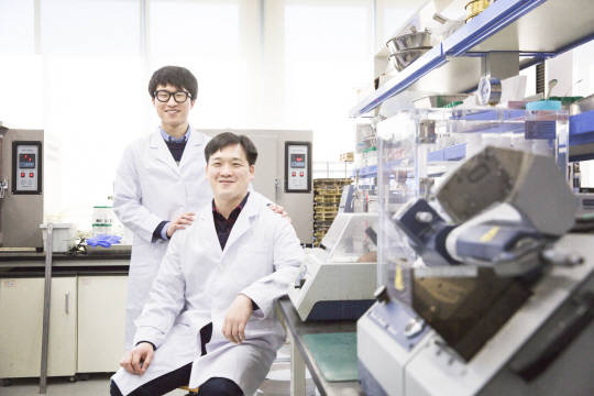 ▲ 전동호 학생(왼쪽)과 지도교수인 오재은 교수. ⓒUNIST