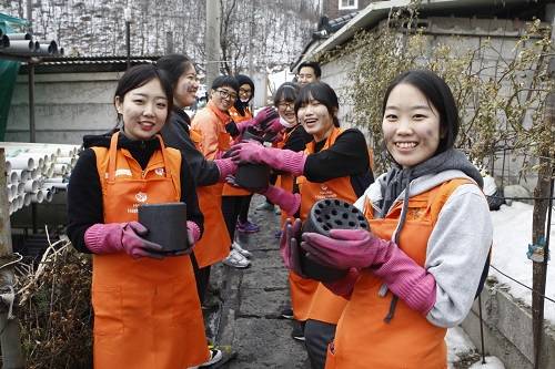 ▲ 한화생명이 운영하는 한화해피프렌즈 청소년 봉사단원들이 연탄을 배달하고 있다.ⓒ한화생명