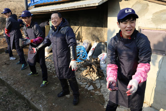 ▲ ⓒ구자열 LS그룹 회장이 안성시 명목리 마을을 방문해 신입사원들과 연탄 배달 봉사를 하고 있다.