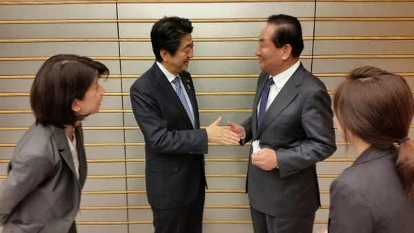 ▲ 한일의원연맹 우리 측 회장인 서청원 새누리당 최고위원이 15일 일본 도쿄에서 아베 신조 일본 총리를 만나 인사하고 있다.ⓒ서청원 의원실