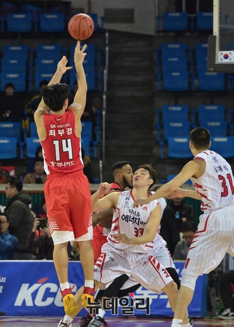 ▲ 서울 SK 나이츠의 최부경 선수가 슛을 시도하고 있다.ⓒ뉴데일리 정상윤 사진기자