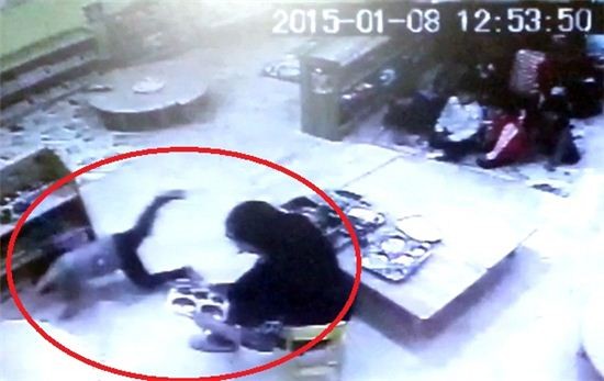 ▲ 인천 어린이집 보육교사 폭행 장면 ⓒSBS 뉴스 캡처