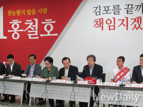 ▲ 새누리당 김무성 대표최고위원이 현장 최고위원회의를 재개하기로 해, 그 배경에 관심이 쏠린다. 사진은 지난해 7월 18일 경기도 김포에서 열렸던 현장 최고위원회의 장면. ⓒ뉴데일리 정도원 기자