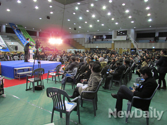 ▲ 새정치민주연합이 2·8 전당대회의 결과에 따라 분당될 수도 있다는 설이 파다한 가운데, 전당대회에 출마한 한 최고위원 후보자가 11일 울산에서 대의원과 당원들을 상대로 연설을 하고 있다. ⓒ뉴데일리 정도원 기자