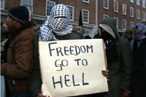 ▲ 서방 국가의 '다문화 정책' 때문일까 무슬림이 본색을 드러내는 것일까. 유럽 국가와 무슬림 진영 간 갈등이 갈수록 거세지고 있다. 사진은 2006년 9월 이슬람 풍자만평에 항의해 모인 유럽의 무슬림 시위대가 "자유 따위 지옥에나 가라"는 피켓을 취재진에 보여주는 모습. ⓒ위키피디아 공개 사진