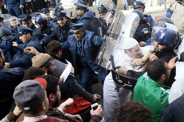 ▲ 북아프리카 알제리에서는 '샤를리 엡도'를 규탄하고 테러범 쿠아치 형제를 지지하는 시위가 일어났다. ⓒ러시아투데이 보도 화면 캡쳐