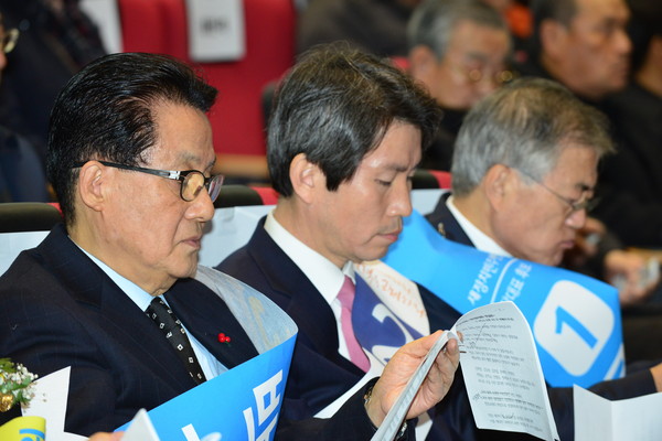 ▲ 17일 공주에서 열린 새정치민주연합 충남 합동연설회 현장에서 당대표 후보들이 연설을 준비하고 있다. ⓒ새정치민주연합 제공