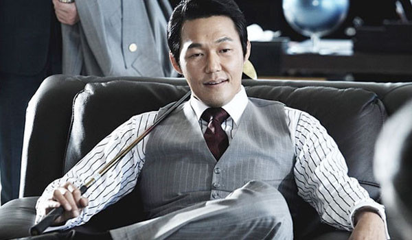 ▲ 영화 '신세계'에서 조폭두목 이준구가 자신을 찾아온 사람들에게 "살려는 드릴께'라고 내뱉는 장면. ⓒ유튜브 '신세계 명장면' 영상 캡쳐