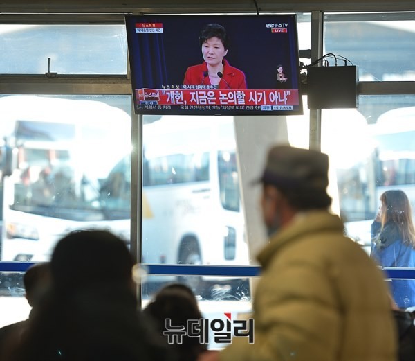 ▲ 지난 12일 열린 박근혜 대통령의 신년 기자회견 생방송을 시민들이 시청하고 있다. ⓒ뉴데일리 정상윤 기자