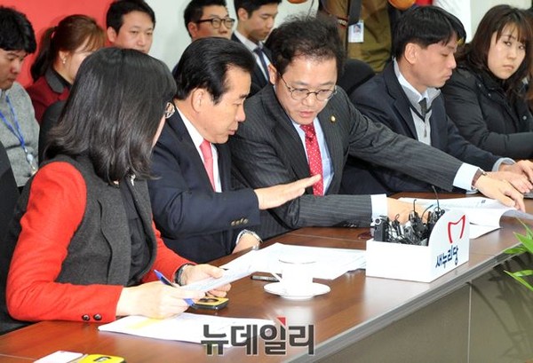 ▲ 새누리당 나성린 정책위원회 수석부의장(사진 가운데)이 19일 기자간담회를 열고 연말정산 환급액 축소 논란에 대한 당의 입장을 설명했다. 기자간담회 도중 나성린 부의장이 좌우에 배석한 강석훈 의원, 김현숙 의원과 수치 자료를 확인하고 있다. ⓒ뉴데일리 이종현 기자