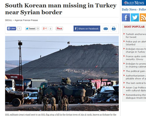 ▲ 한국인 남성 1명이 터키 남동부 시리아 국경지역에서 행방불명되었다는 터키 일간지 '휴리예트'의 보도 화면. 산 정상에 보이는 검은 깃발이 테러조직 ISIS의 깃발이다. ⓒ터키 '휴리예트' 보도화면 캡쳐