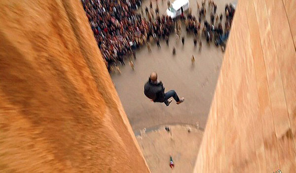 ▲ 테러조직 ISIS가 동성연애자를 찾아내 처형하는 모습. ISIS는 이를 찍은 영상을 SNS를 통해 뿌리고 있다. ⓒISIS 선전영상 캡쳐