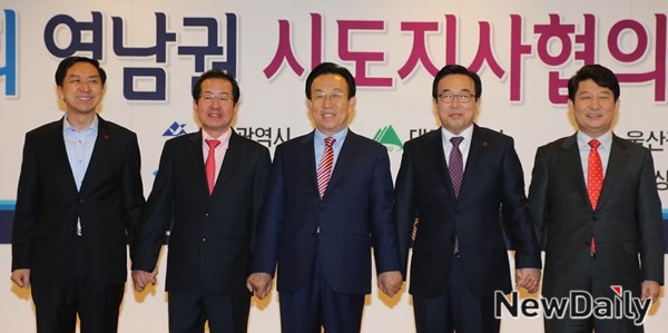 ▲ 영남권 5개 시도지사들이 지난 19일 대구 수성호텔에서 만나 남부권 신공항 건설을 위한 사전 용역 타당성 조사에 합의하고 손을 맞잡고 있다.ⓒ대구시 제공