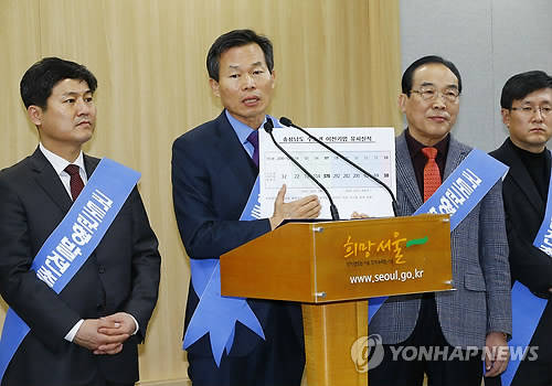 ▲ 지난해 비수도권 13개 시·도 지역균형발전협의체와 전국균형발전 지방의회협의회 등이 공동 주최한 국가균형발전 촉구 기자회견에서 관계자들이 공동성명을 발표하고 있다.ⓒ연합뉴스