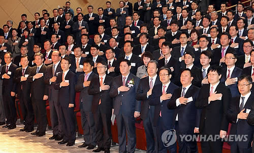 ▲ 전국세무관서장회의에서 임환수 국세청장 등 간부들이 국민의례를 하고 있다. ⓒ연합뉴스