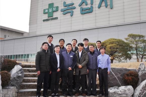 ▲ 한국 연수 프로그램에 참가한 중국녹십자 우수직원 10여명이 지난 13일 녹십자 오창공장에서 포즈를 취하고 있다.ⓒ녹십자